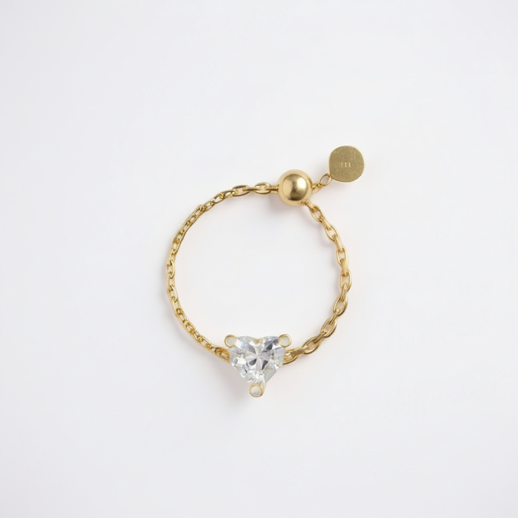 Bague Sweetheart White — zircone cœur blanche sur chaîne dorée en argent 925 plaqué or 18k. Ajustable, waterproof, hypoallergénique. Symbole d'amour accessible.