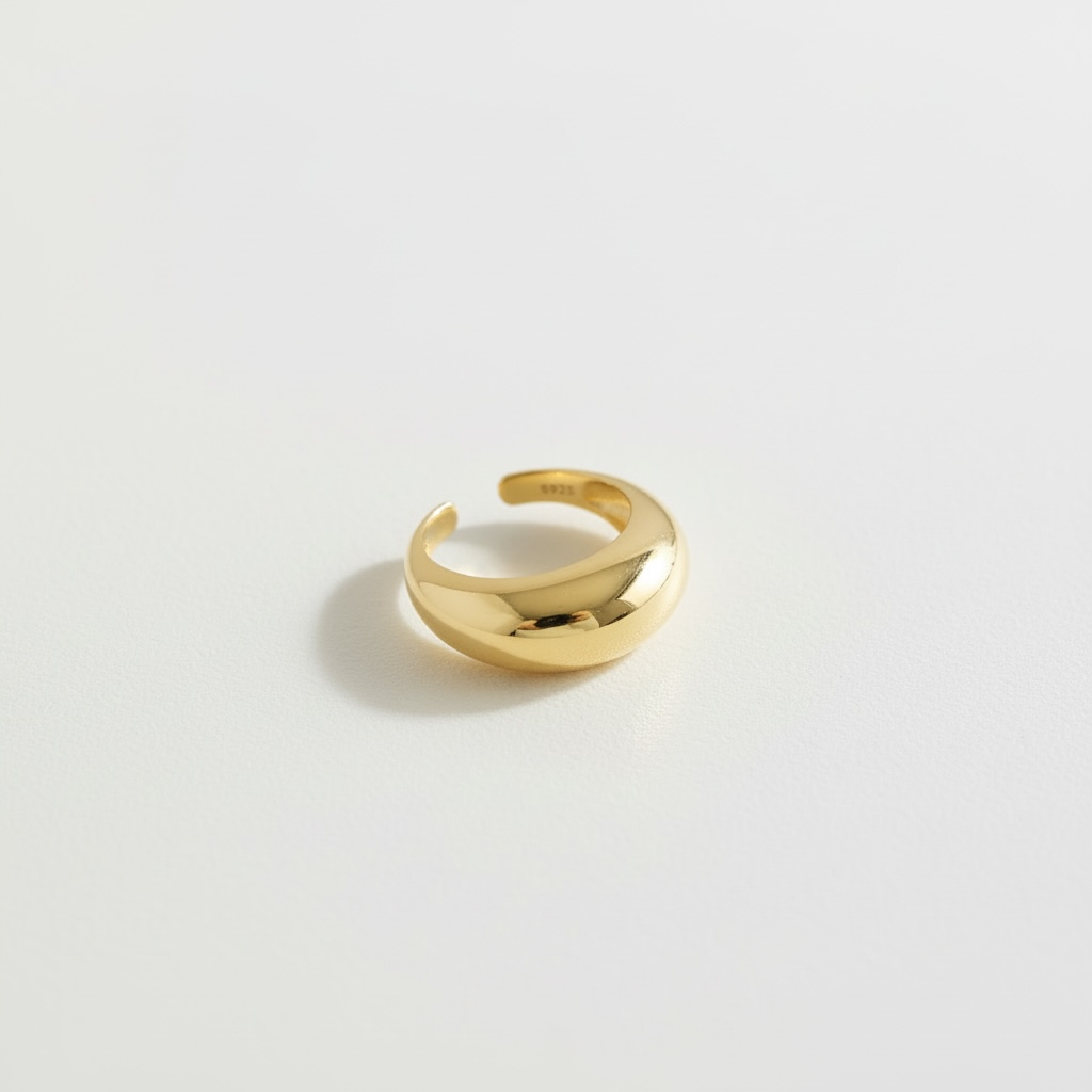 Bague Allure Gold — dôme poli miroir en argent 925 plaqué or 18k. 6,5-9mm, 5,3g, non ajustable, résistante à l'eau, hypoallergénique. Statement intemporel.