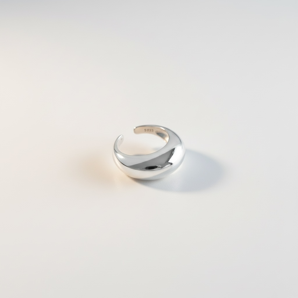 Bague Allure Silver — bombée poli miroir en argent 925 rhodié. 6,5-9mm, 5,3g, ajustable, résistante à l'eau, hypoallergénique. Minimalisme statement.photo prosuit Luxlab Collection