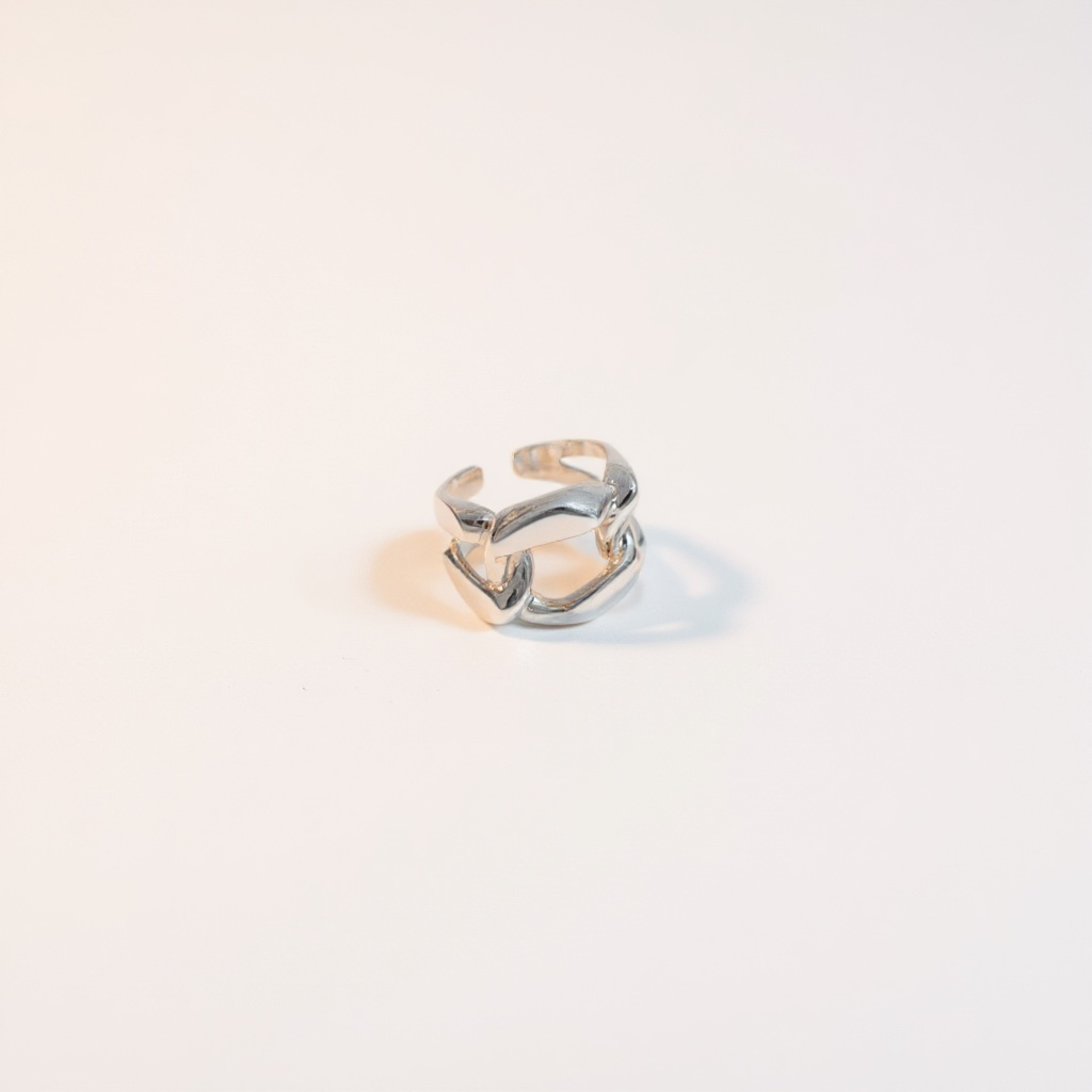Bague Claudy Silver — maillons entrelacés épais en argent 925 rhodié poli miroir. 7,8g, ajustable, résistante à l'eau, hypoallergénique. Statement bold et contemporain.