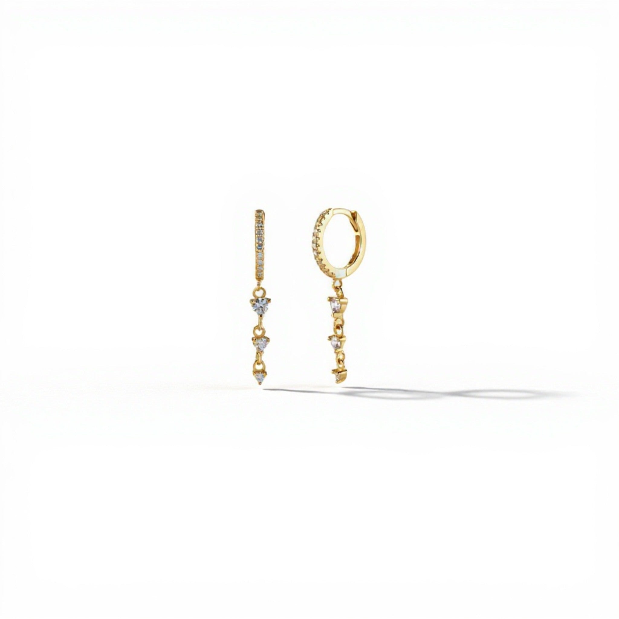 Boucles Glow Theory Gold — créole pavée & cascade zircons triangle en argent 925 plaqué or 18k. 26,3mm, hypoallergéniques, résistantes à l'eau. Joaillerie accessible. Luxlab Collection