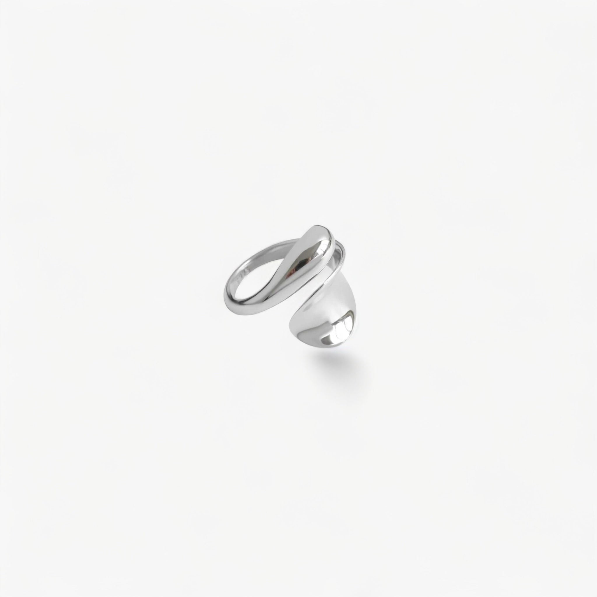 Bague FLOW Silver Luxlab Collection en argent rhodié, forme fluide et courbes organiques