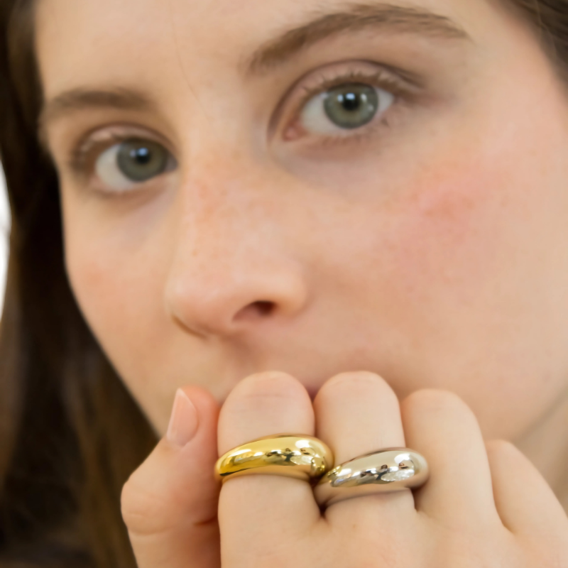 Bague dôme bombée ALLURE en argent 925 rhodié, finition brillante hypoallergenique - Luxlab Collection vue produit vue portée - avec la version gold en argent 925 plaqué or 18K vue portée -