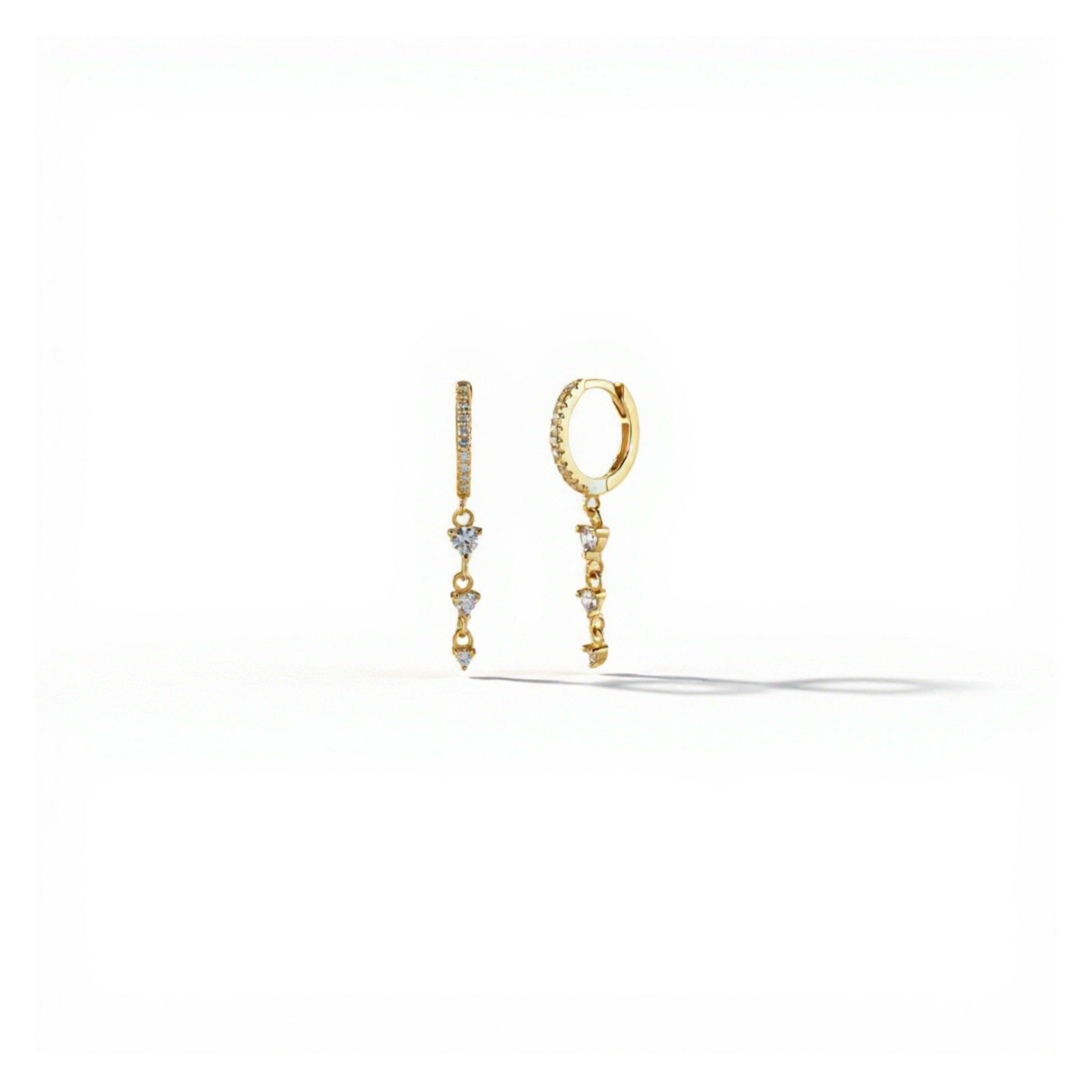 Boucles Glow Theory Gold — créole pavée & cascade zircons triangle en argent 925 plaqué or 18k. 26,3mm, hypoallergéniques, résistantes à l'eau. Joaillerie accessible. Luxlab Collection