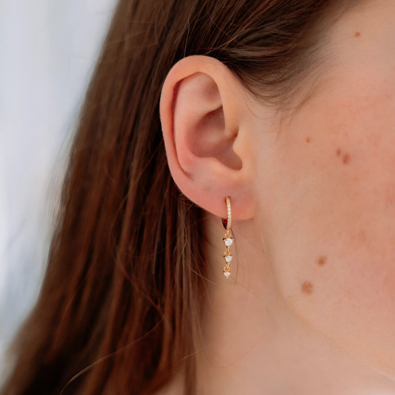 Boucles d'oreilles GLOW THEORY Gold plaquées or portées, offrant un éclat lumineux et durable