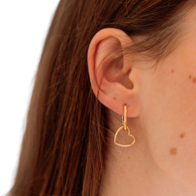 Boucles d'oreilles HEARTBREAKER Gold plaquée or de Luxlab Collection portée, avec charm cœur amovible, offrant 2 looks différents
