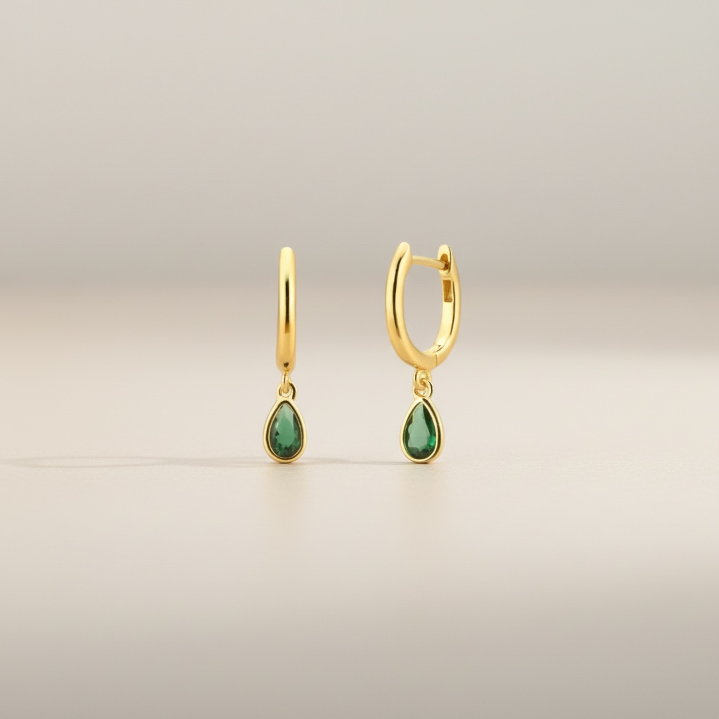 ✦ Argent 925 plaqué or 18k — 3 microns
✦ Zircons verts taille goutte
✦ Hauteur totale : 20mm
✦ Vendues par paire
✦ Hypoallergéniques & résistantes à l'eau