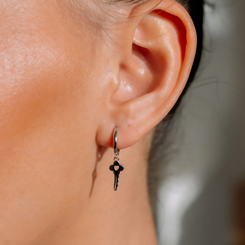Boucles d'oreilles UNLOCK Silver argent rhodié portées, symbolisant la liberté avec leur charm clé.