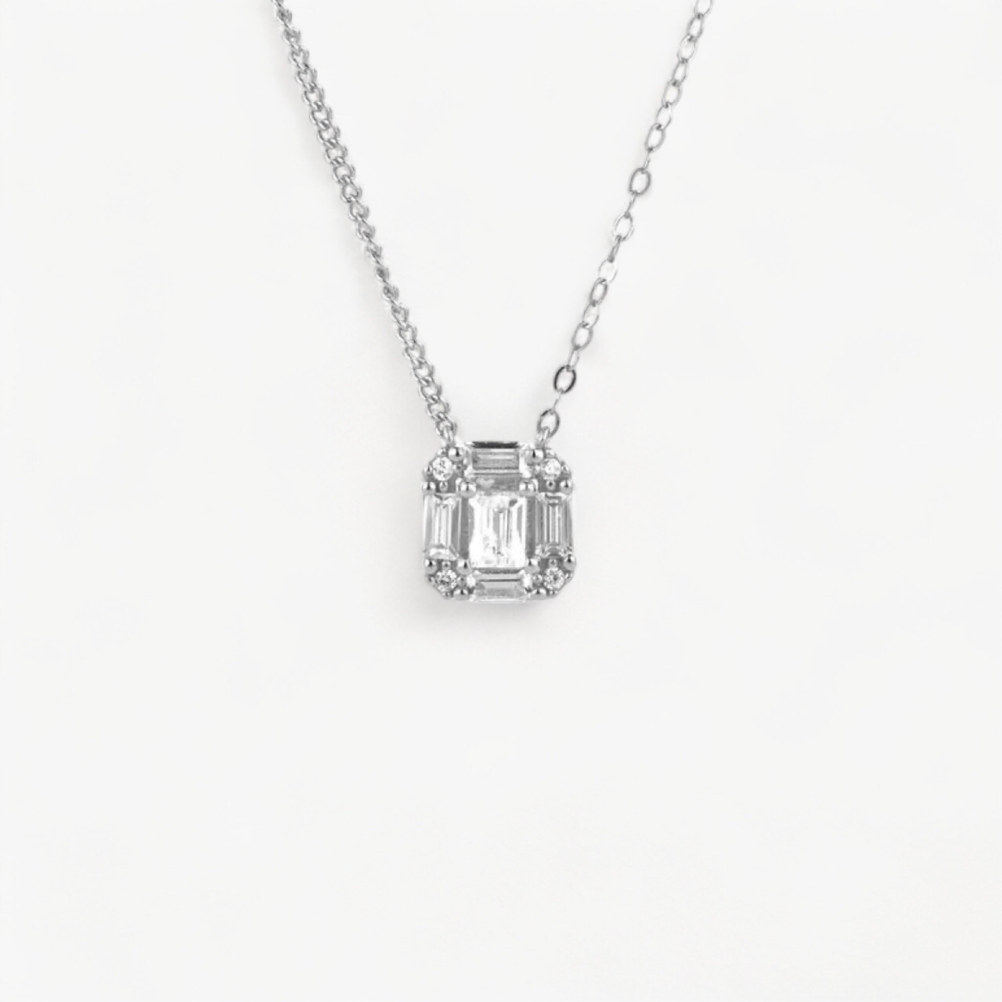 Collier Studio Silver — pendentif solitaire halo zircons grade 5A en argent 925 rhodié. 40+5cm, waterproof, hypoallergénique. Élégance glacée, joaillerie accessible. Collection