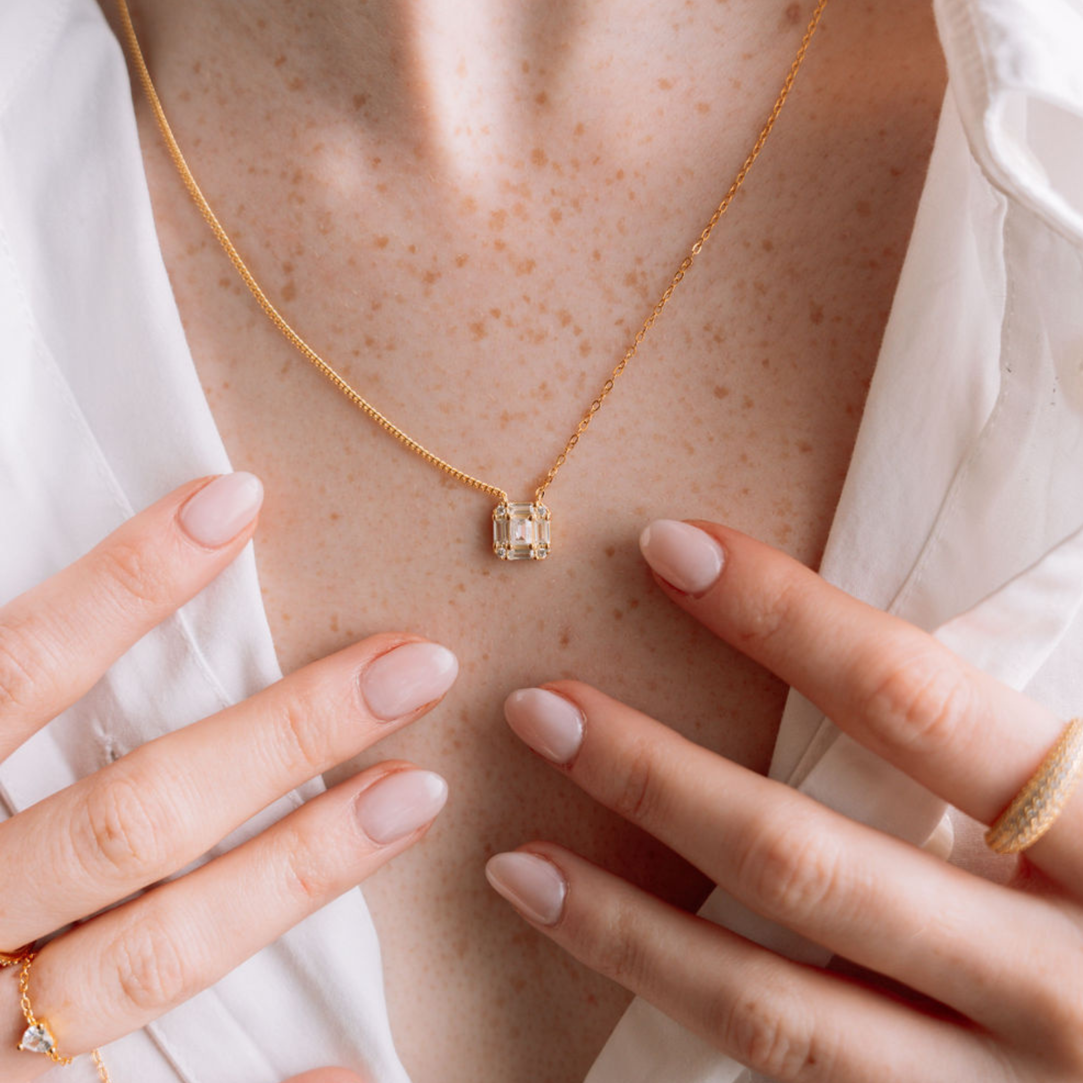 Collier STUDIO Gold plaqué or porté, avec cabochon facetté, pour un look luxueux et durable.