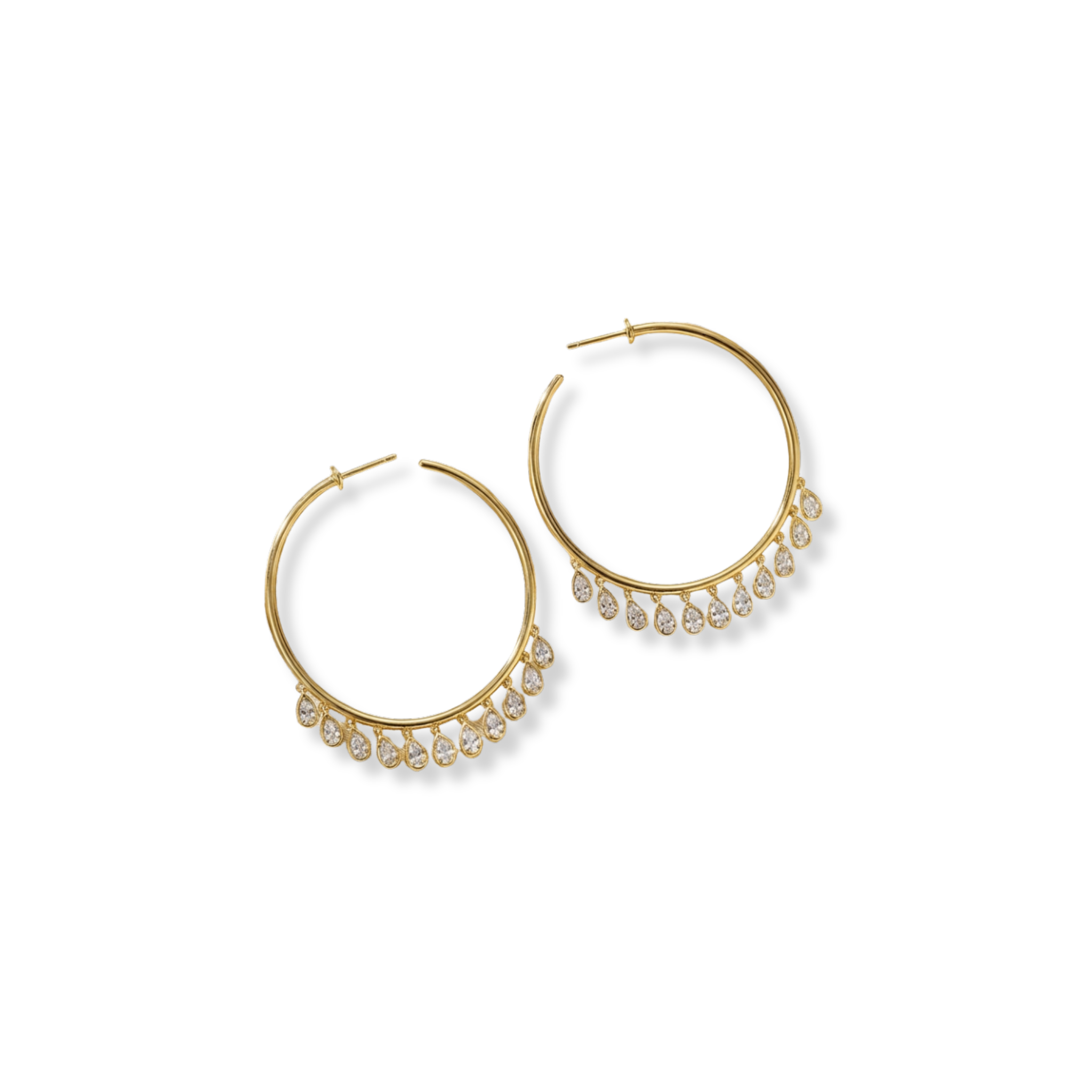 Créoles Inès Gold — cercle fin 47mm & pampilles gouttes zircons grade 5A en argent 925 plaqué or 18k. Ultra légères, hypoallergéniques, résistantes à l'eau.