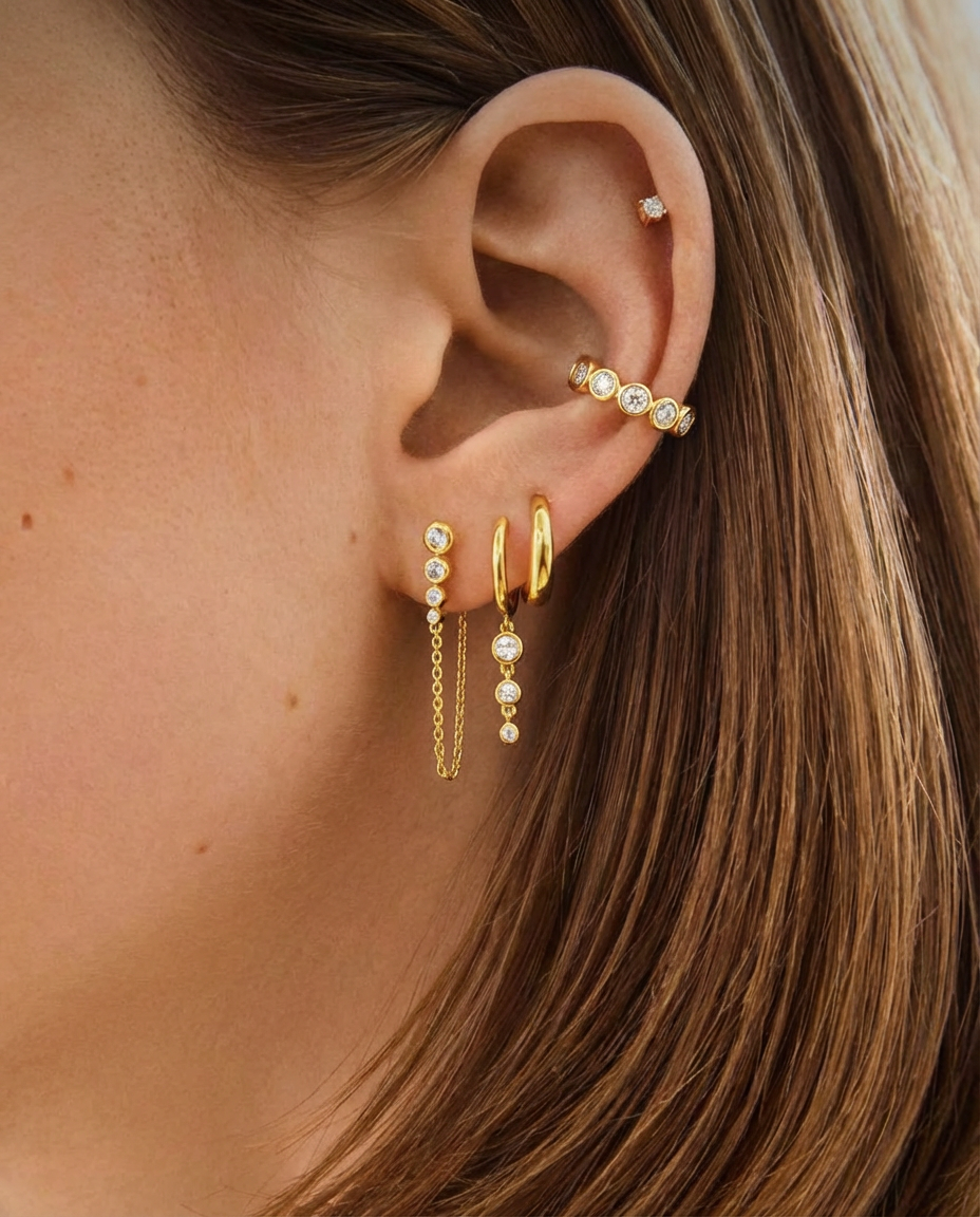 Ear Cuff Sparkle Gold — zircons grade 5A bezel en argent 925 plaqué or 18k. 9,5mm, sans piercing, hypoallergénique, résistant à l'eau. Éclat joaillerie instantané. vue portée