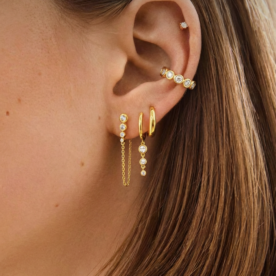 Ear Cuff Sparkle Gold — zircons grade 5A bezel en argent 925 plaqué or 18k. 9,5mm, sans piercing, hypoallergénique, résistant à l'eau. Éclat joaillerie instantané. vue portée