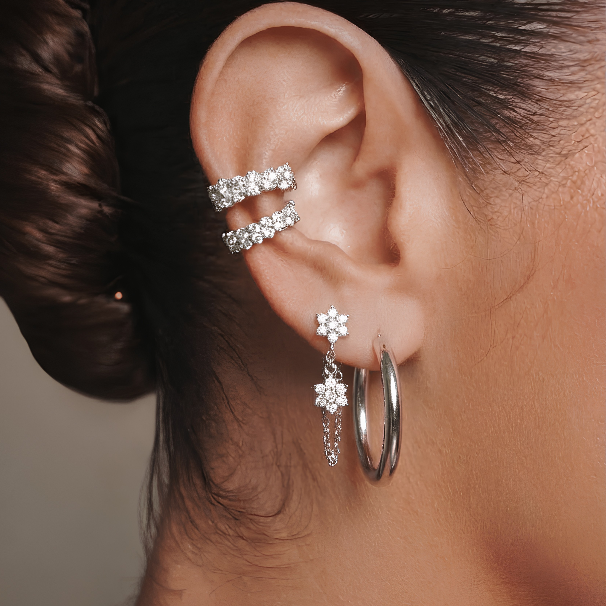 Ear Cuff After Party Silver — argent 925 rhodié & zircons grade 5A, sans perçage. Hypoallergénique, résistant à l'eau. Éclat diamanté du jour à la nuit. vue portée avec d'autres bijoux silver luxlab collection