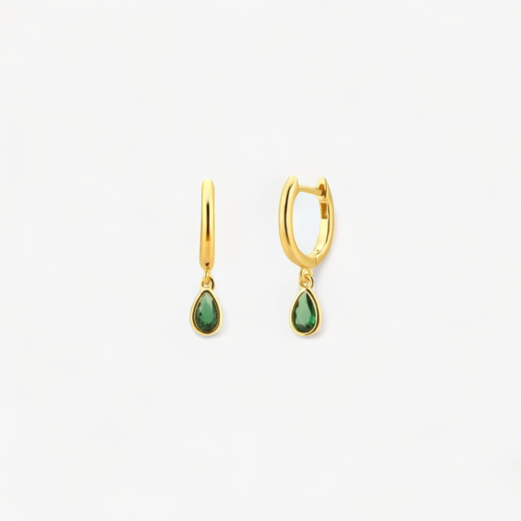 Paire de boucles d'oreilles PALMA Luxlab Collection en argent 925 plaqué or avec goutte vert émeraude.