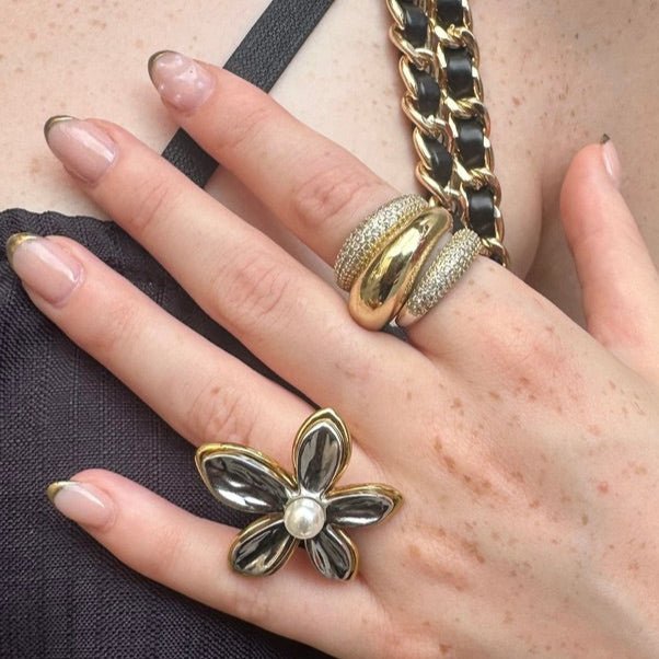 bague bloom portee sur main femme acier inoxydable pvd or 18k motif floral perle luxlab collection avec les bagues halo gold et allure gold