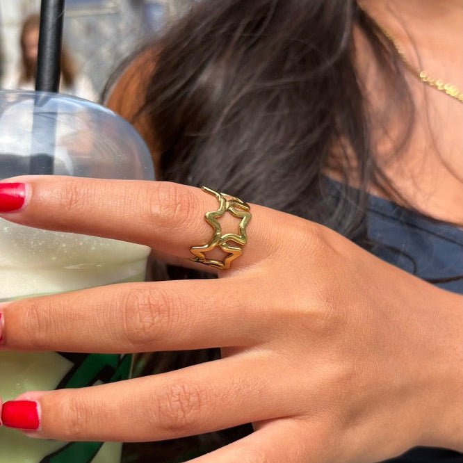 bague leonie portee sur main femme acier inoxydable pvd or 18k etoiles luxlab collection