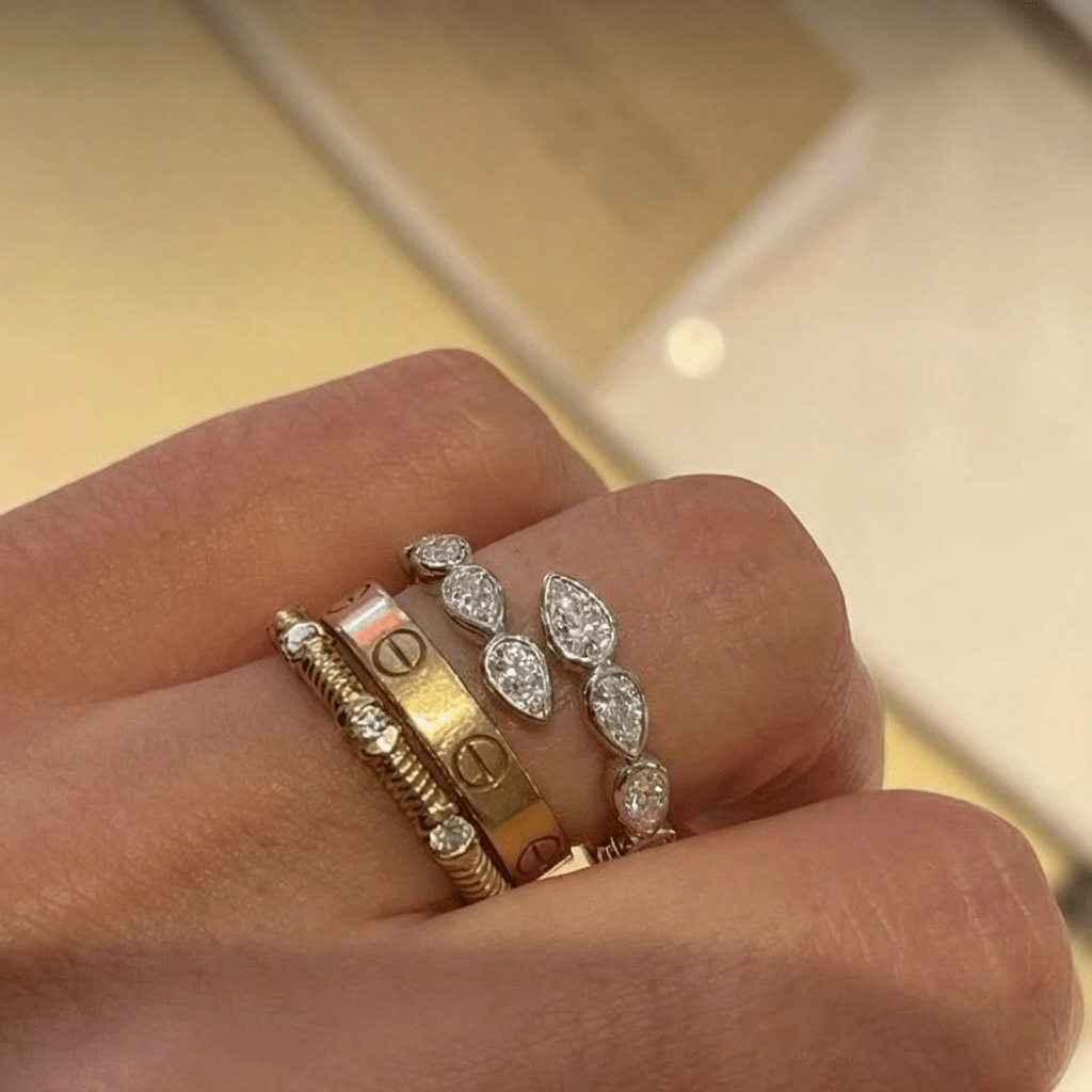 Bague Maud Silver — spirale fine zircons cubiques en argent 925 rhodié. Ajustable, waterproof, hypoallergénique. L'illusion du stacking parfait en une pièce.