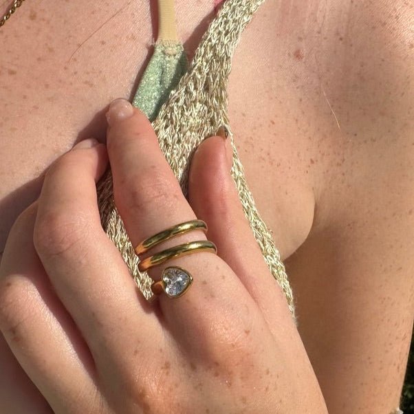 bague jaelle portee sur main femme acier inoxydable pvd or 18k zircon coeur luxlab collection