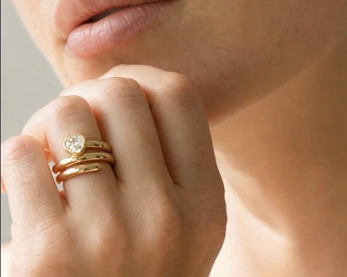 Bague Jaelle — zircon cœur en acier inoxydable PVD or 18k. 4,6g, waterproof, hypoallergénique. Délicate et lumineuse, idéale à offrir ou se faire plaisir.