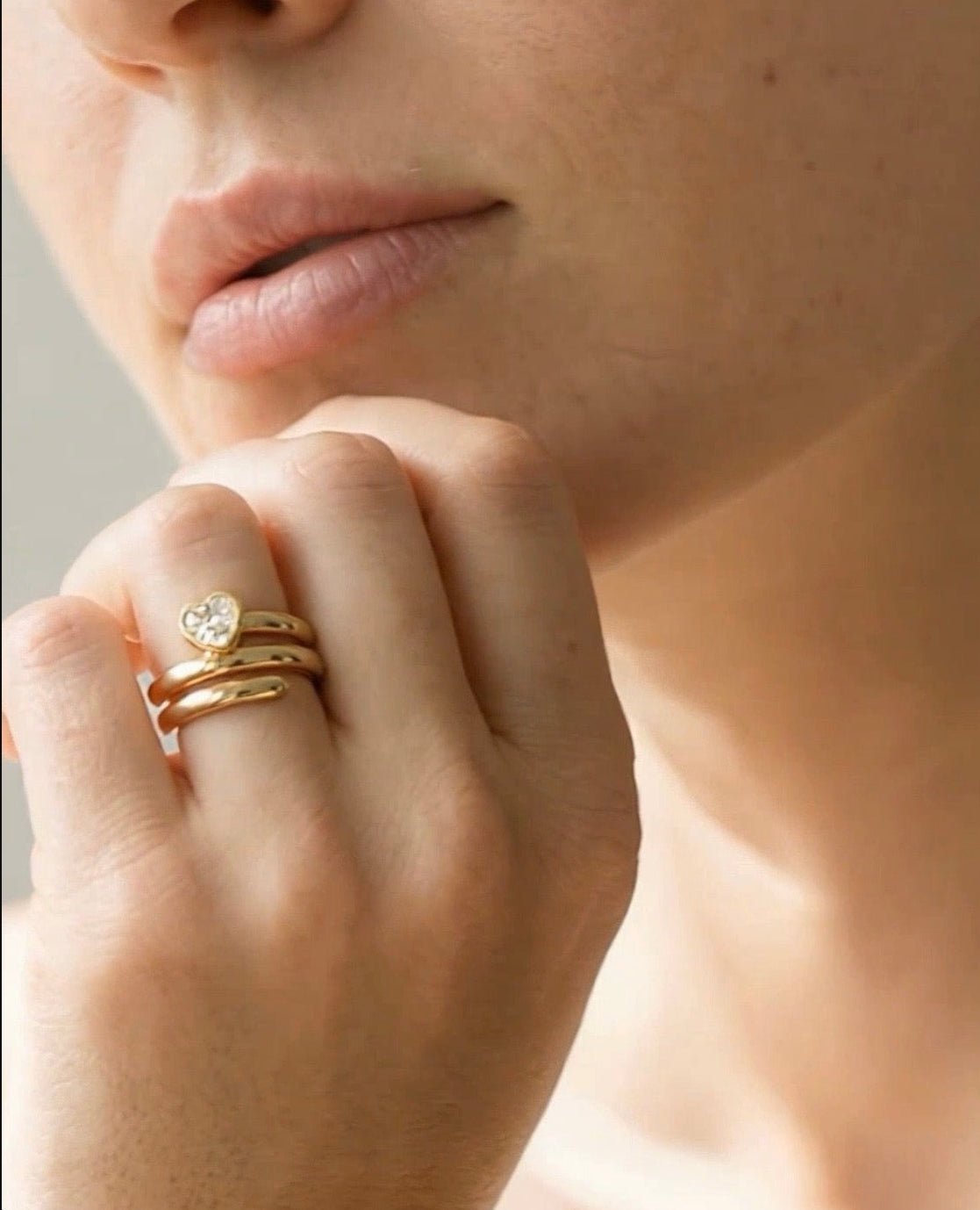 Bague Jaelle — zircon cœur en acier inoxydable PVD or 18k. 4,6g, waterproof, hypoallergénique. Délicate et lumineuse, idéale à offrir ou se faire plaisir.