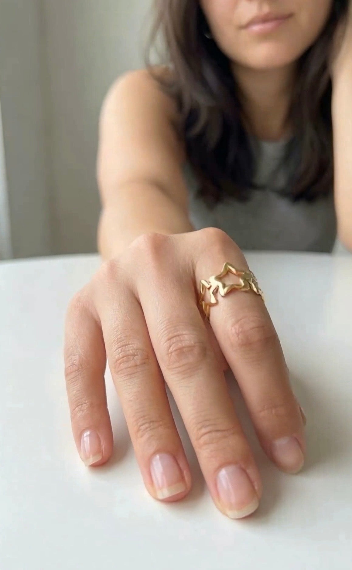 Bague Léonie — vue portée motif étoiles graphiques en acier inoxydable PVD or 18k. 3,4g, ajustable, waterproof, hypoallergénique. La touche dorée qui change tout.