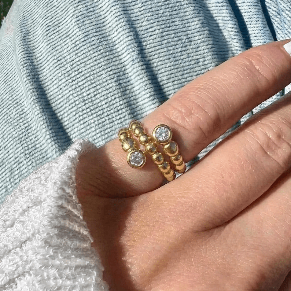 Bague Stack Me — effet stacking intégré, perles métalliques & zircons en acier PVD or 18k. Taille 7, 6,1g, waterproof, hypoallergénique. Subtile et raffinée. vue portée