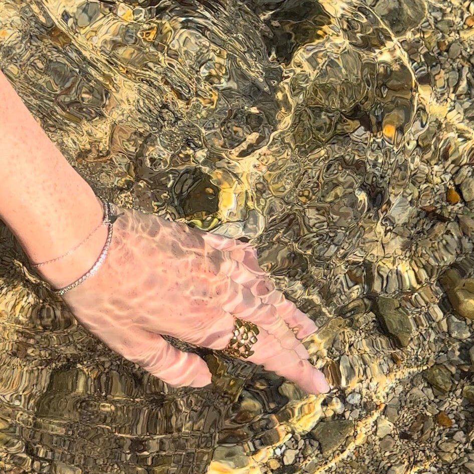 detail bague triple shot perles dorées acier inoxydable pvd or 18k luxlab collection portée sous l'eau