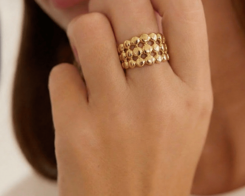 Bague Triple Shot — vue portée - effet stacking intégré 3 rangées perles dorées en acier PVD or 18k. 3,77g, ajustable, waterproof, hypoallergénique. Bold & accessible à 15€.