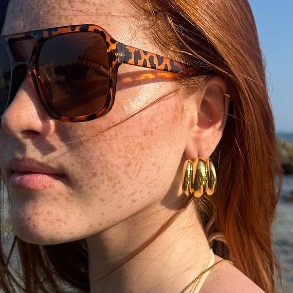 boucles daily chic créoles dorées portées par une femme acier inoxydable pvd or 18k luxlab collection