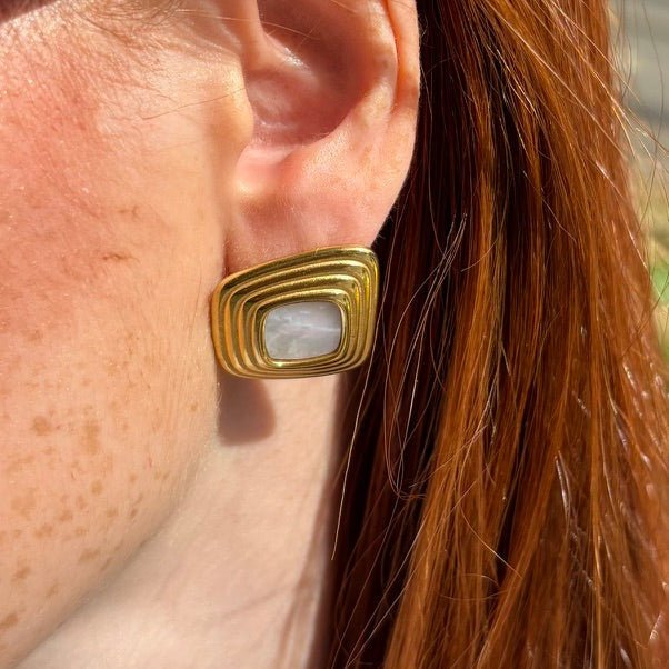 boucles moon shell portees sur femme acier inoxydable pvd or 18k insert nacre luxlab collection