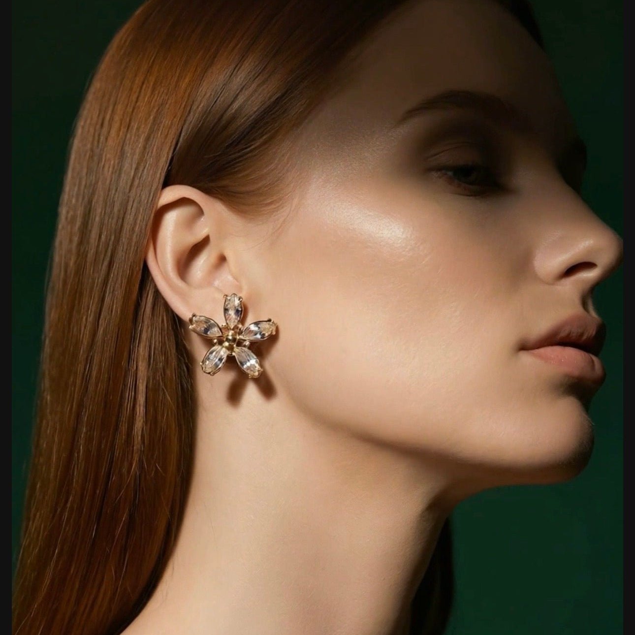 Boucles d'oreilles Fleur Martini Luxlab Collection vue portée - acier inoxydable et zircons. Waterproof et hypoallergénique
