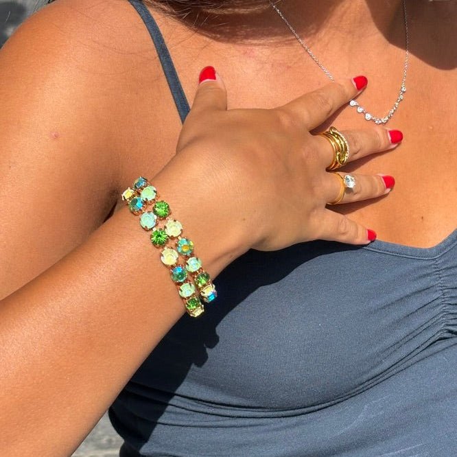 bracelet lime luxe portee sur poignet femme acier inoxydable dore cristaux verts irises luxlab collection