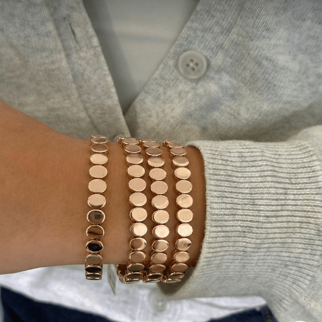 Bracelet Rosé All Day — Acier inoxydable PVD or rose - Luxlab Collection porté en stack sur un poignet féminin