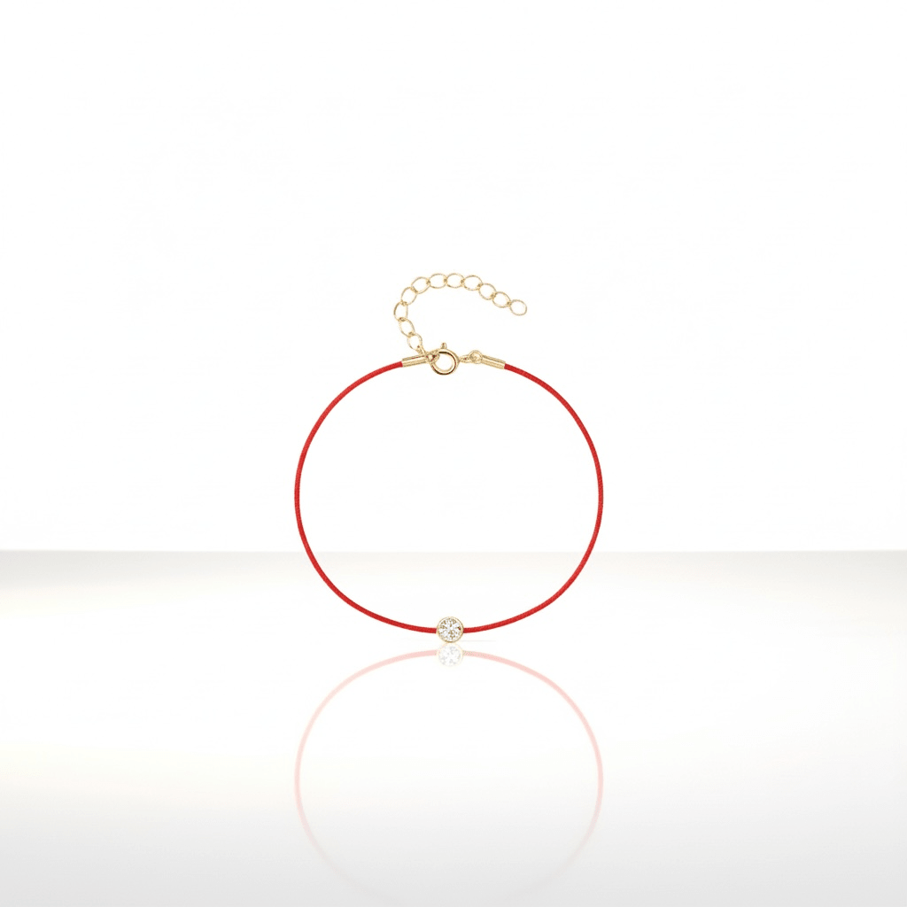 Bracelet Talisman — cordon rouge & zircon bezel doré. Longueur 17cm ajustable, léger et confortable. Symbole de protection et de chance. Cadeau parfait.