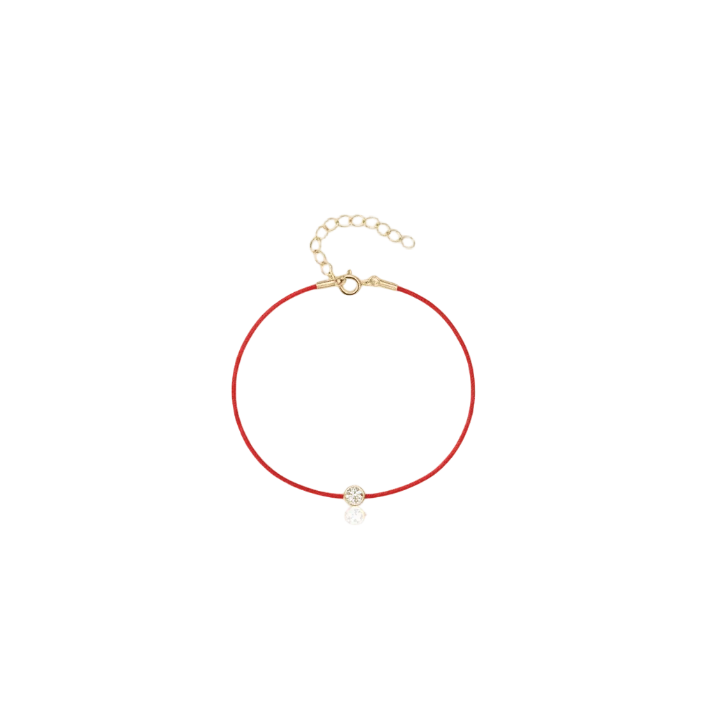 Bracelet Talisman — cordon rouge & zircon bezel doré. Longueur 17cm ajustable, léger et confortable. Symbole de protection et de chance. Cadeau parfait.
