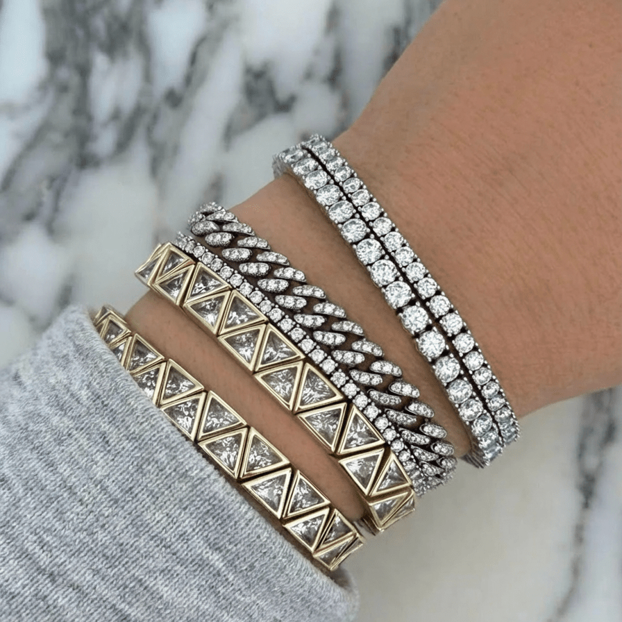 poignet feminin portant les bracelets triangle spark, et pavé precious de luxlab collection