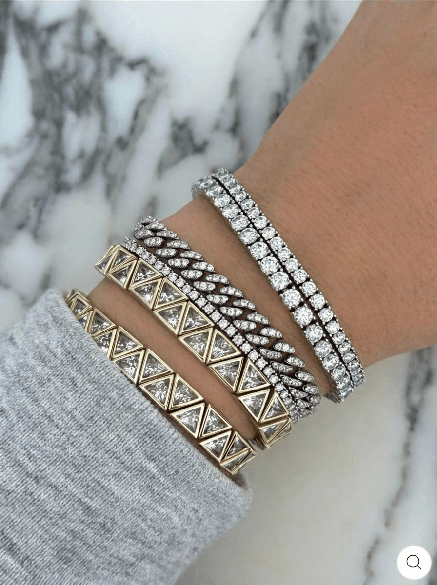 poignet feminin portant les bracelets triangle spark, et pavé precious de luxlab collection