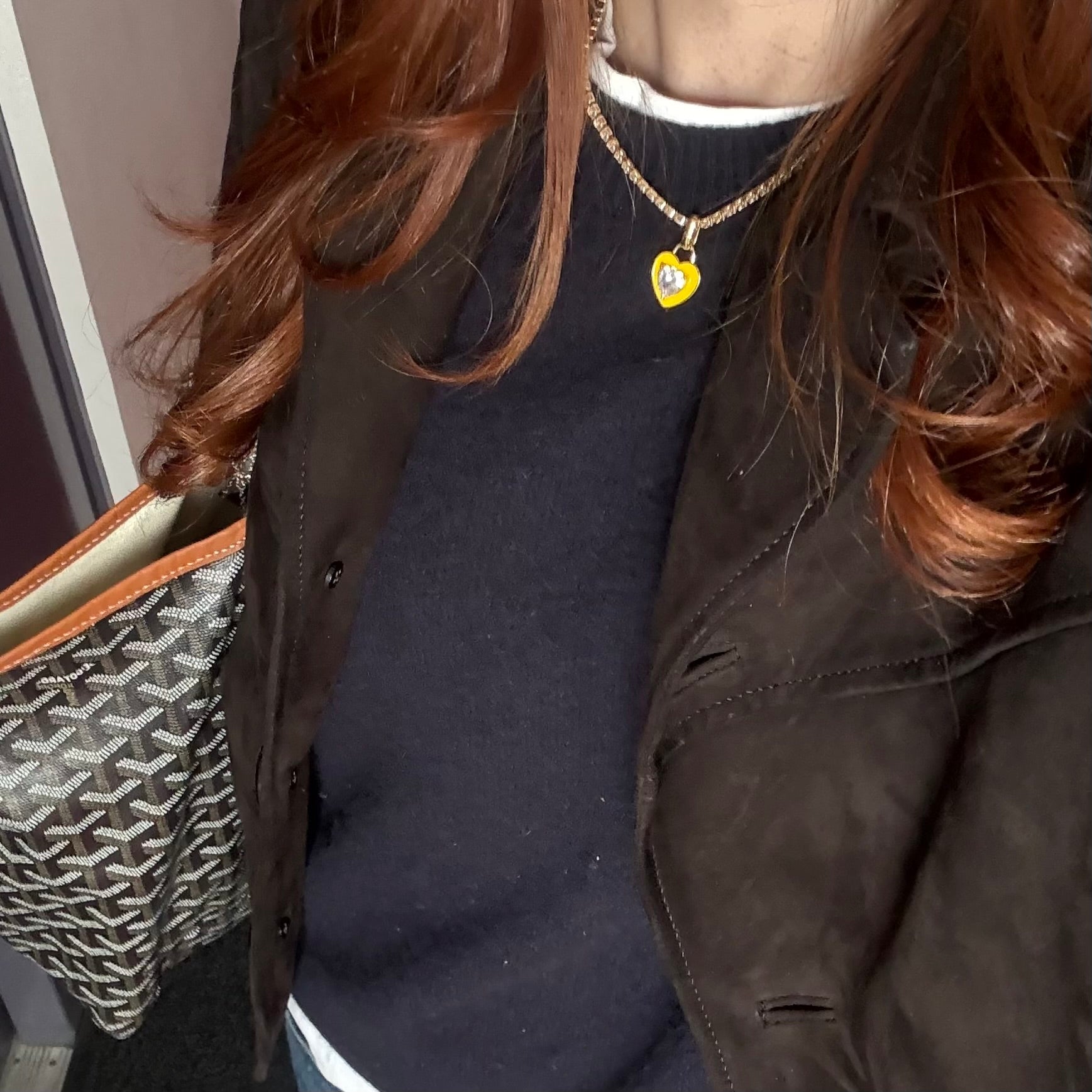 Candy Heart Necklace – Lemon Edition | Collier tennis avec pendentif cœur doré acier inoxydable zircons et email - vue portée sur un pull bleu marine Luxlab Collection