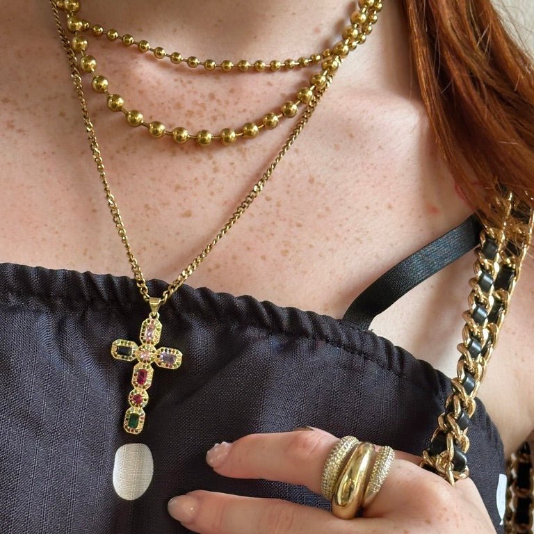 detail collier coco acier inoxydable doré mailles billes porté avec une chaine croix divine energy de Luxlab Collection