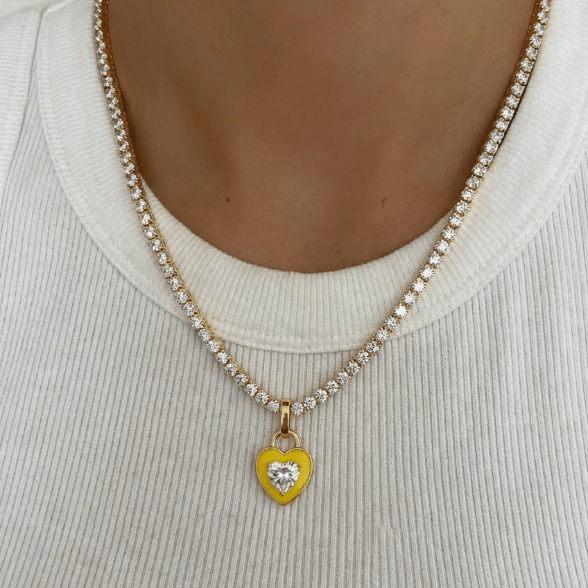 Candy Heart Necklace – Lemon Edition | Collier tennis avec pendentif cœur doré acier inoxydable zircons et email - vue en gros plan porté sur un t shirt blanc