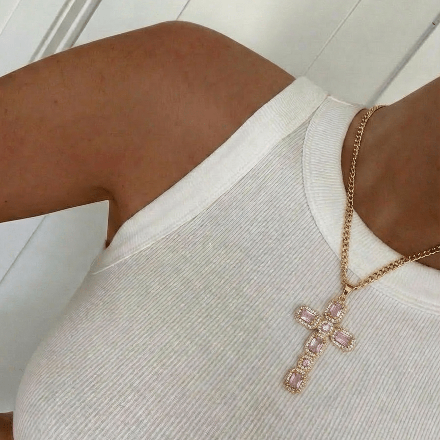 crucifix baroque en zircons roses et blanc sur chaine acier inoxydable doré waterproof . vue portée par une femme