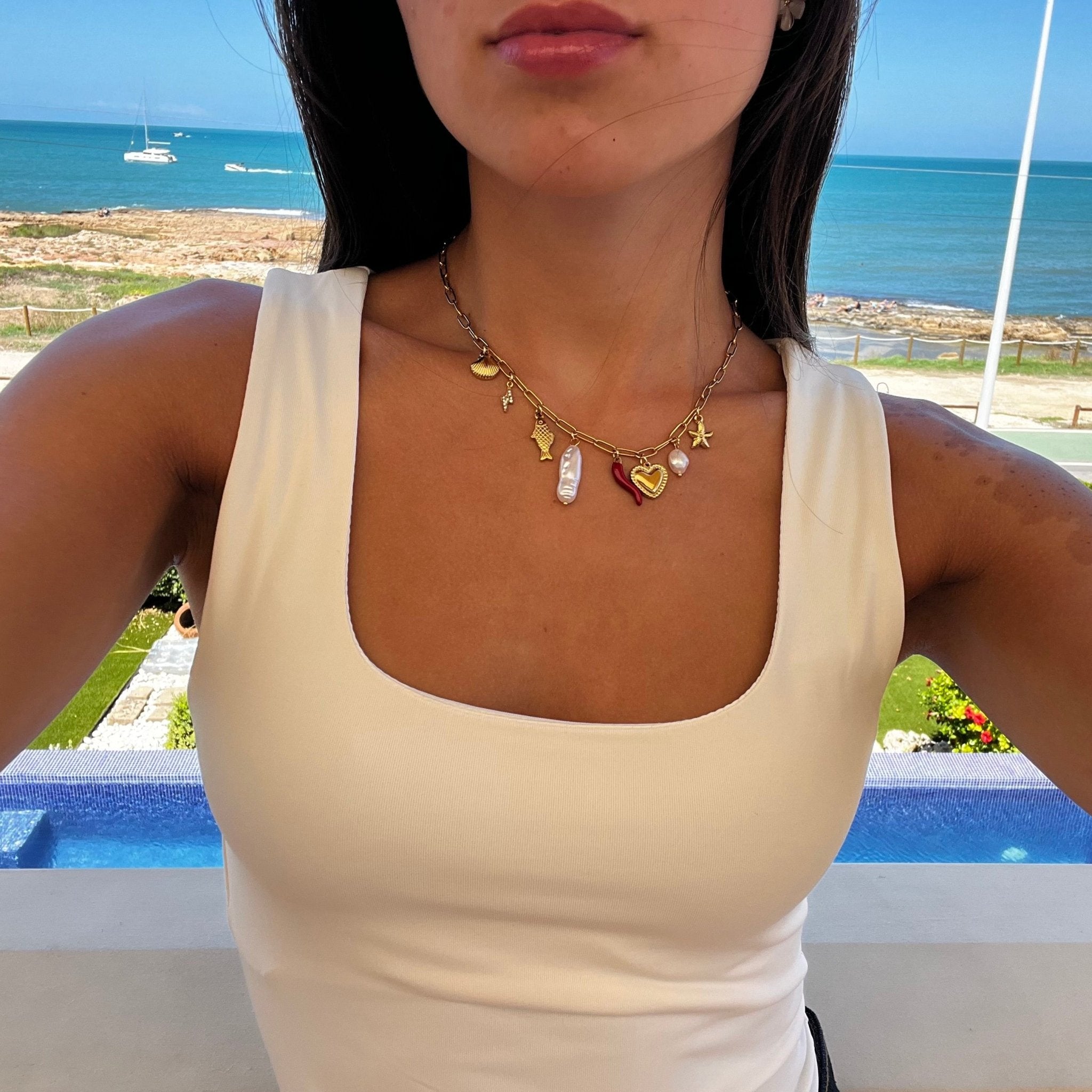 collier charm fever porte par une femme acier inoxydable pvd or 18k luxlab collection