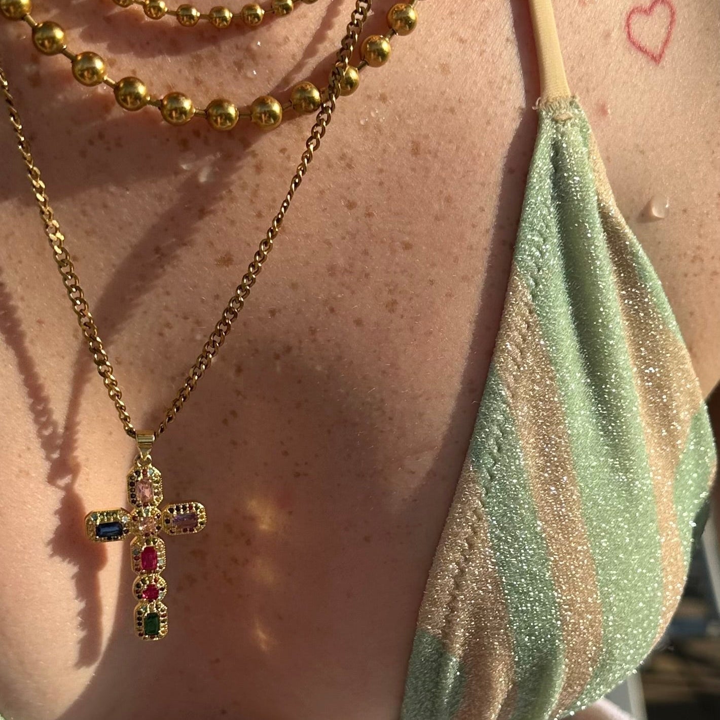 collier divine energy portee sur femme croix doree zircons multicolores luxlab collection