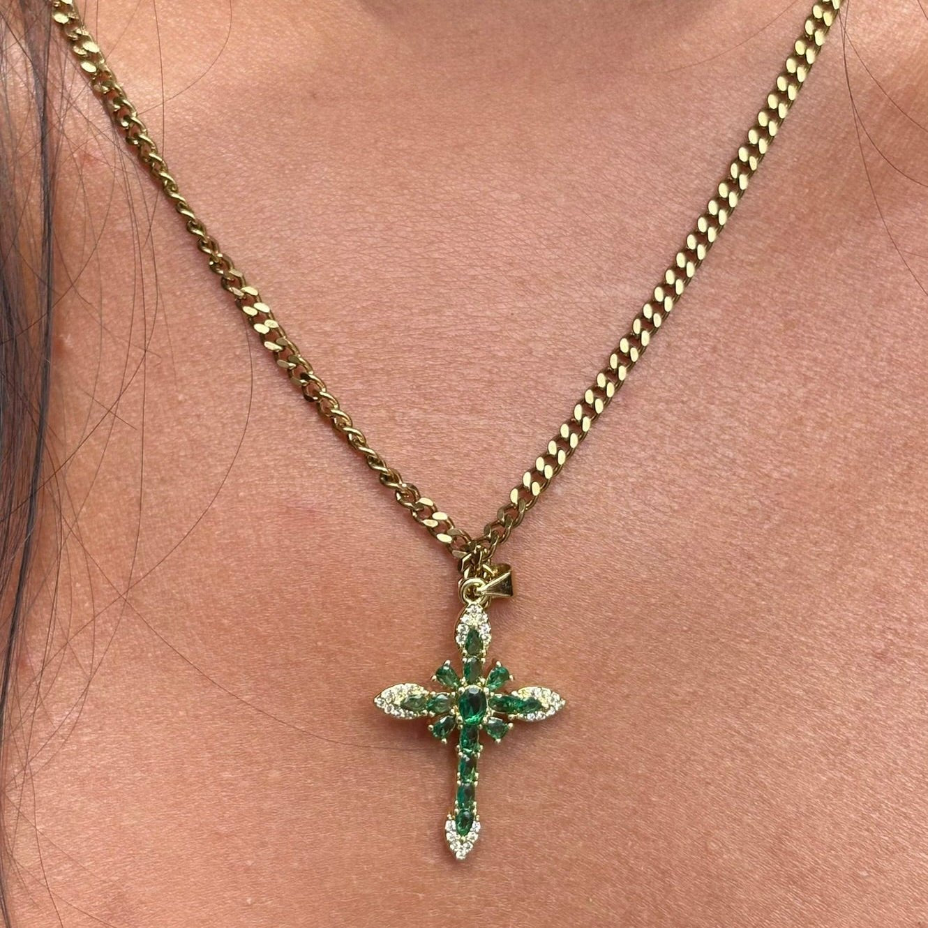 Collier croix Emerald Icon – Acier inoxydable 316L doré & zircons verts - Luxlab Collection