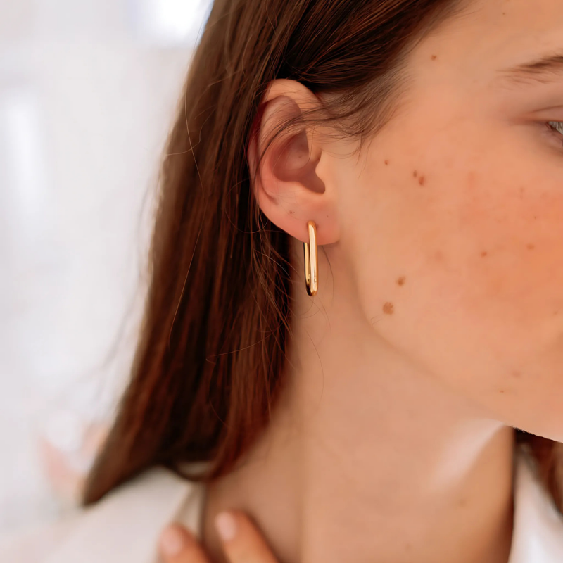 Créoles Hailey Gold plaquées or 18K portées, style "clean girl"