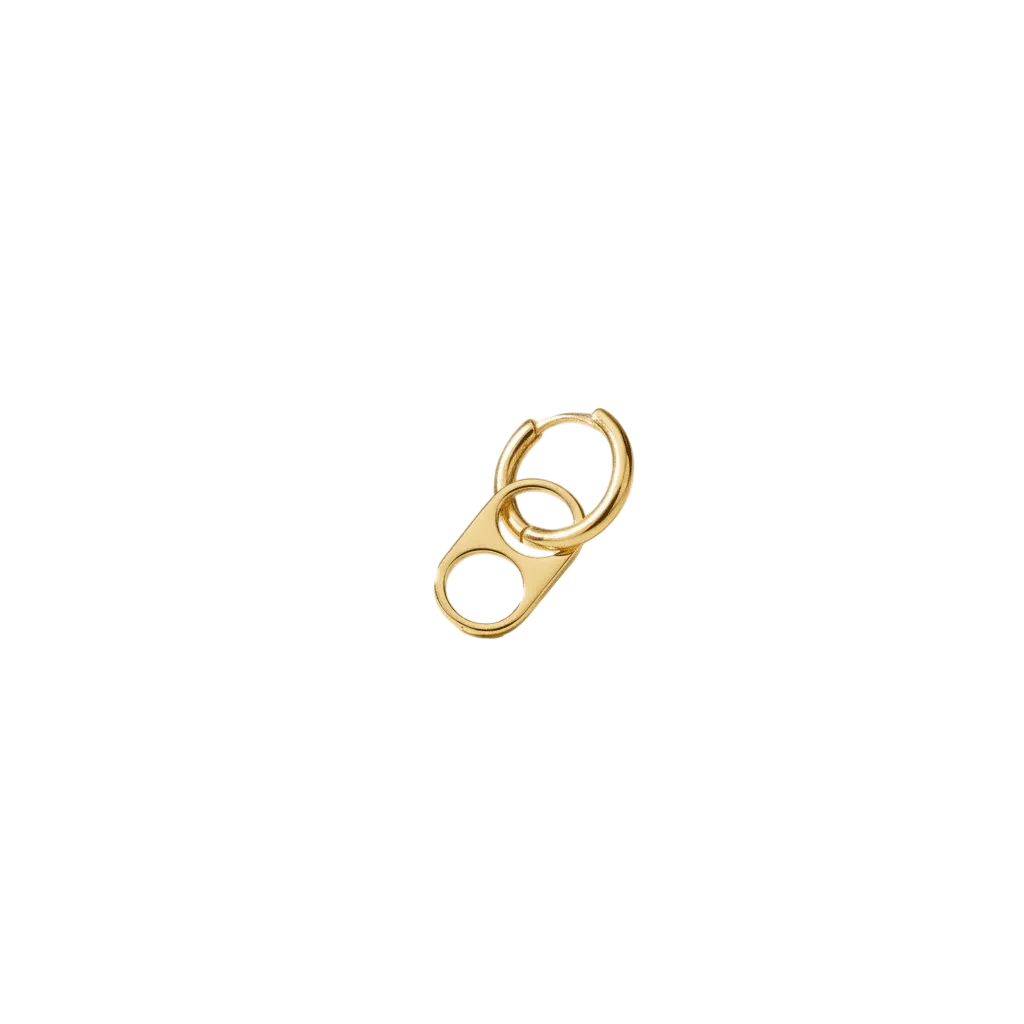Mono boucle Soda Club — capsule graphique amovible en laiton doré or 18k. 30mm, vendue à l'unité. Design éditorial, deux looks en une pièce. Non waterproof.