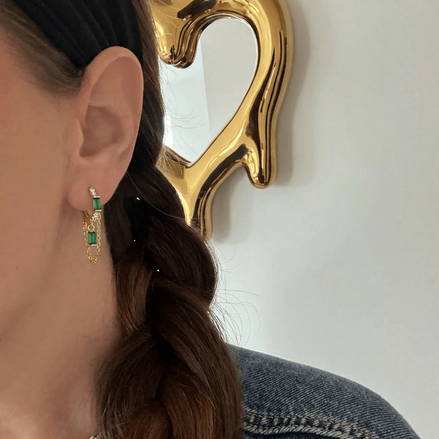 vue portéeMono boucle Venus — zircons verts & double chaînette en argent 925 plaqué or 18k. Hypoallergénique, résistante à l'eau. Éclat vert intense, vendue à l'unité.