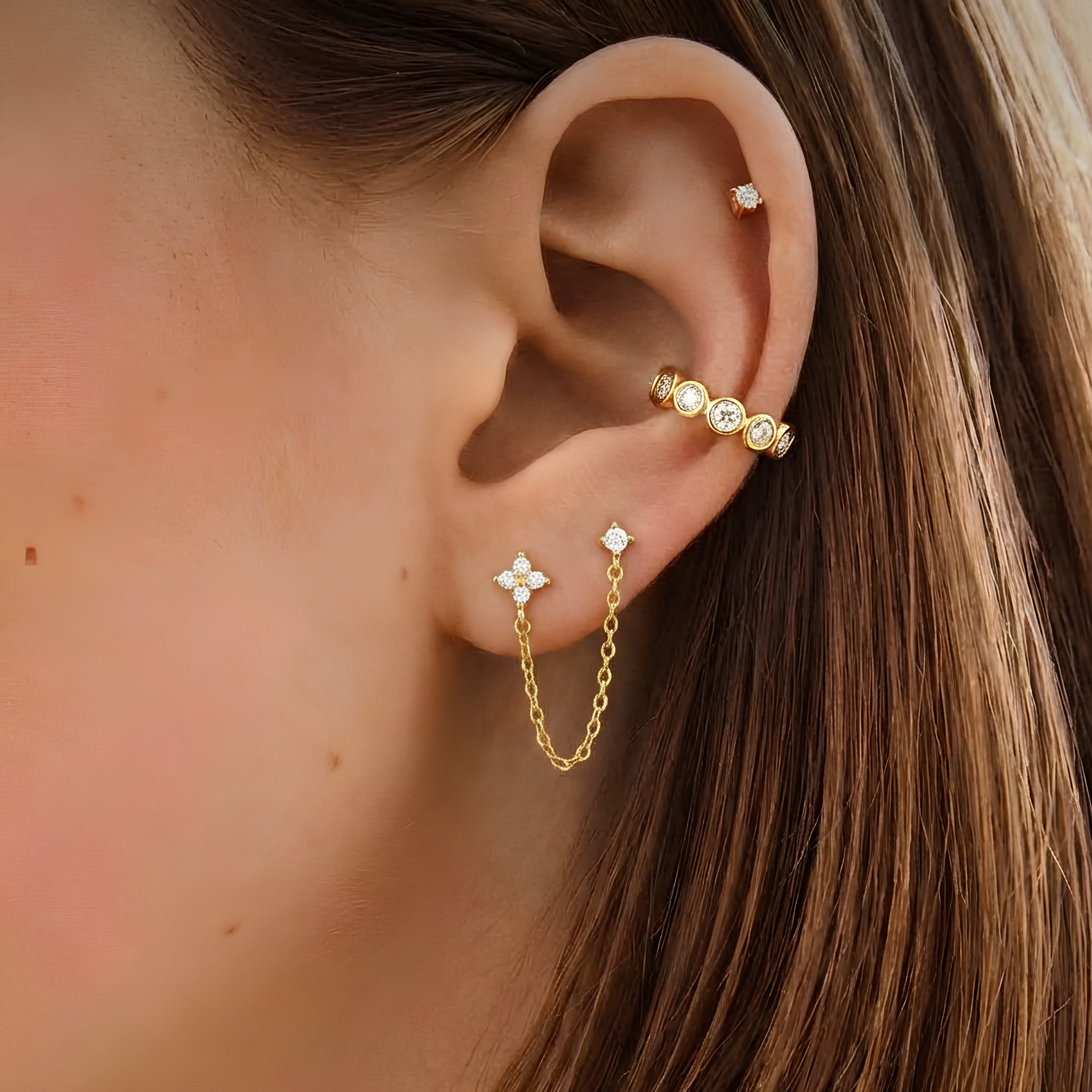 Mono-boucle Nova Gold en argent 925 plaqué or 18k avec chaîne 36 mm et zircons. Double piercing. Bijou moderne, léger, hypoallergénique. vue portée . Lixlab Collection