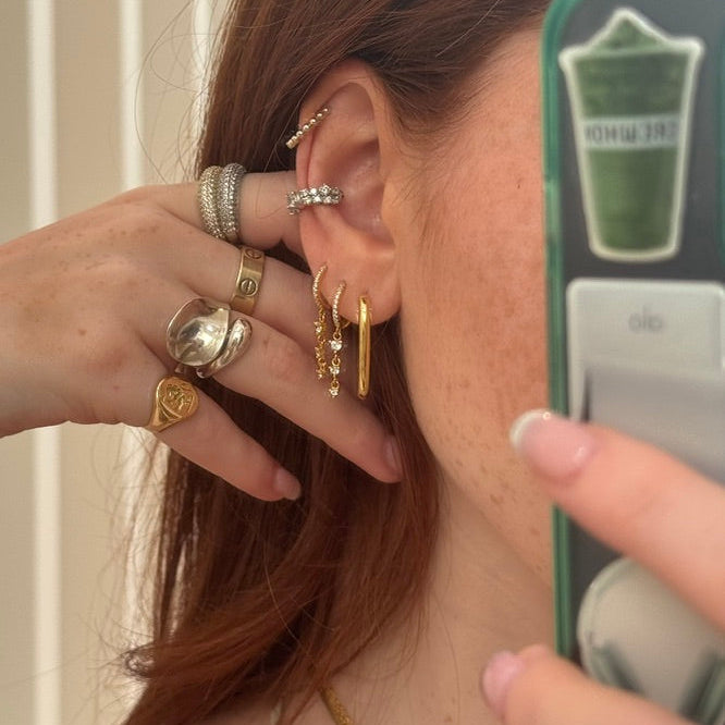 Bijoux en argent 925 plaqué or 18k et rhodié de Luxlab Collection. vue portée de earcuff AFTER PARTY,boucles d'oreilles GLOW THEORY et HAILEY gold , BAGUES HALO en gold et silver et FLOW